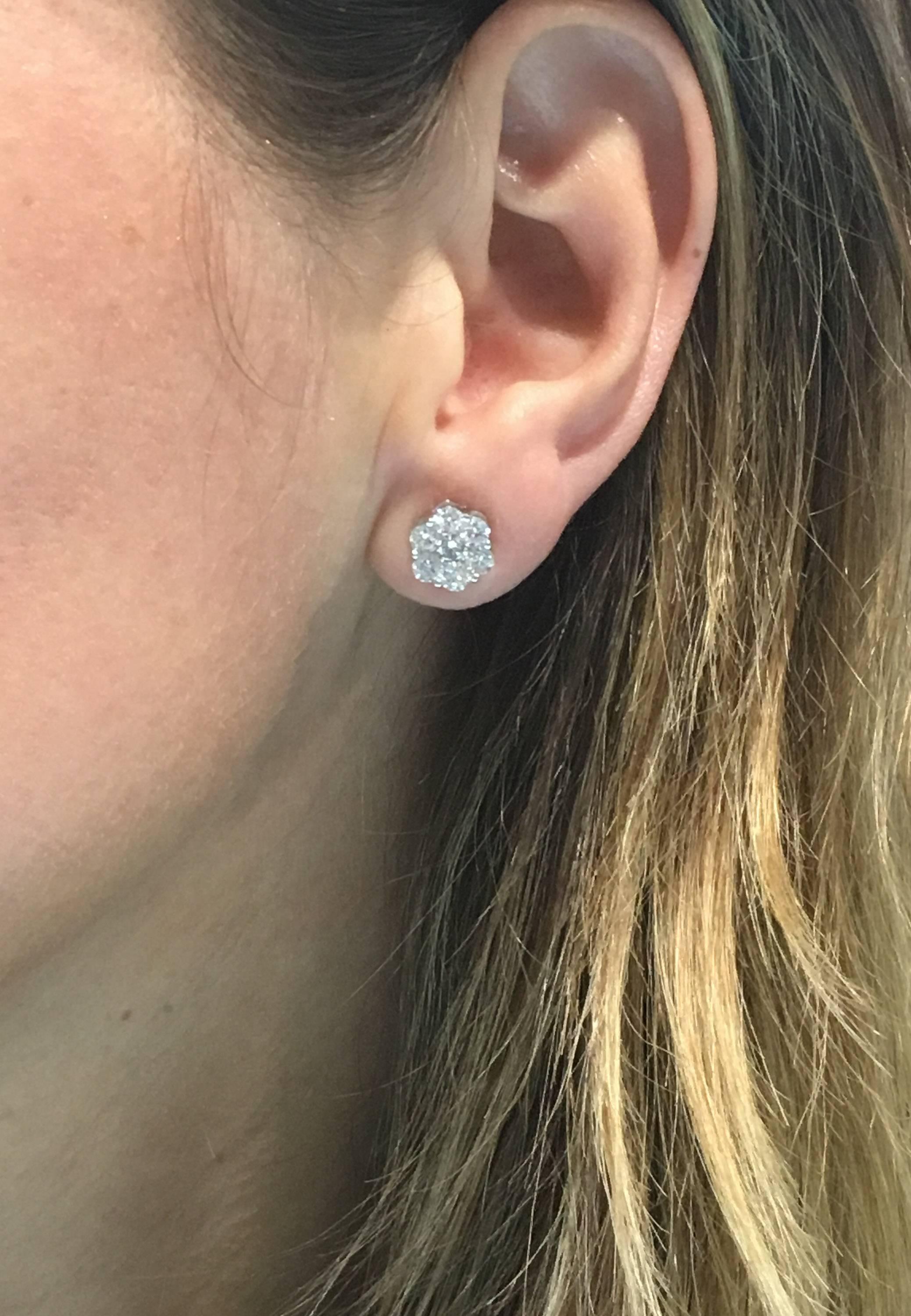 Diamond Flower Stud White Gold Earrings In New Condition In Greenwich, CT