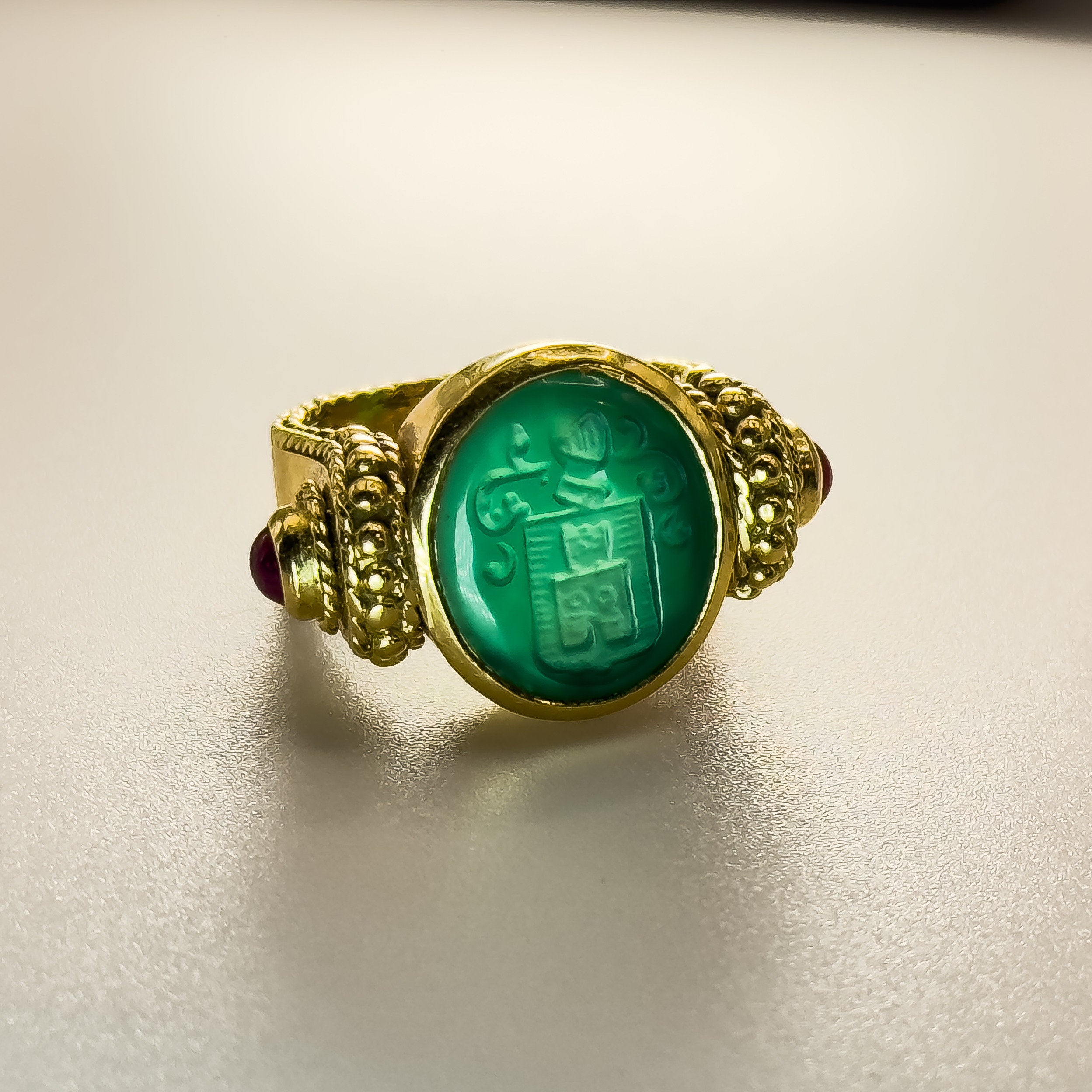 Bague signet vintage en or 18 carats avec détails sculptés en jade et rubis 