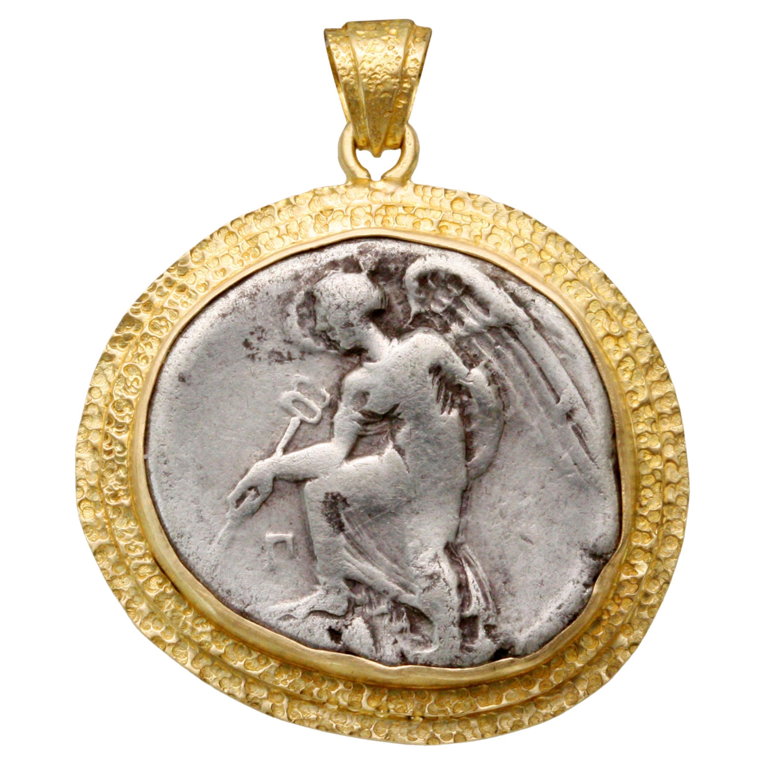 Moneta Nike greca del 5° secolo a.C. Ciondolo in oro 18k
