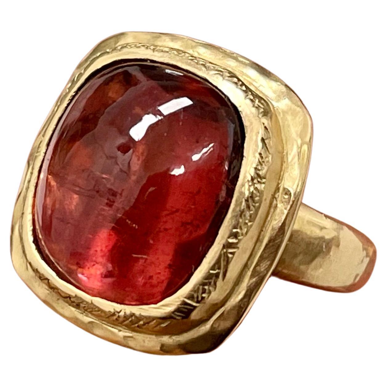 Steven Battelle 11.1 Carats Reddish-Pink Tourmaline Cabochon 18K Gold Ring For Sale