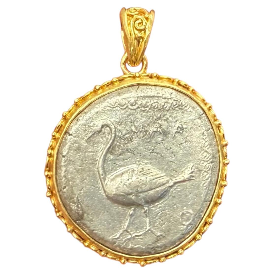 Ciondolo in oro 18 carati con moneta del cigno in argento del 5° secolo a.C. in vendita