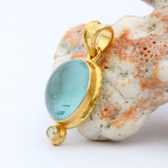 Steven Battelle – Anhänger aus 18-karätigem Gold mit einem 6,5-Karat-Aquamarin-Cabochon und Diamanten