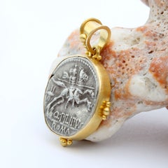 Pendentif en or 18 carats représentant une pièce de monnaie de la République romaine antique datant de 129 av. J.-C. et représentant un cavalier avec une lance