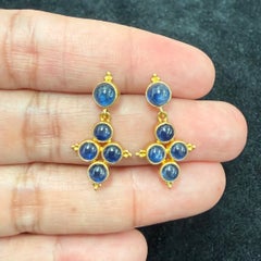 Boucles d'oreilles à tige en or 18 carats avec saphir bleu cabochon de 5,4 carats, par Steven Battelle