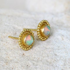 Boucles d'oreilles à tige en or 18 carats de Steven Battelle, ornées d'une opale éthiopienne de 0,6 carat
