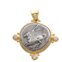 Ciondolo in oro 18 carati con diamanti, ispirato alla moneta di Pegaso dell’antica Corinto greca del IV secolo a.C.
