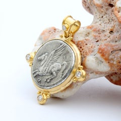 Ciondolo in oro 18 carati con diamanti, ispirato alla moneta di Pegaso dell’antica Corinto greca del IV secolo a.C.