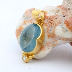 Steven Battelle: ciondolo in oro 18 carati con acquamarina cabochon da 8,8 carati e diamanti
