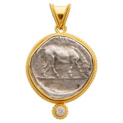 Pendentif en argent représentant un cheval de la Grèce antique du IVe siècle av. J.-C., serti d'un diamant et en or 18 carats