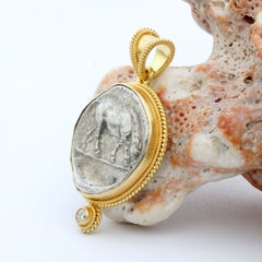 Pendentif en argent représentant un cheval de la Grèce antique du IVe siècle av. J.-C., serti d'un diamant et en or 18 carats