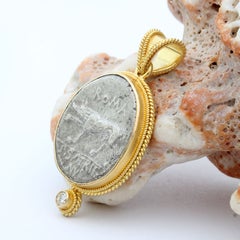Ciondolo in oro 18 carati con diamanti, ispirato all’antica moneta romana del I secolo a.C. raffigurante la lupa
