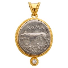 Ciondolo in oro 18 carati con diamanti, ispirato all’antica moneta romana del I secolo a.C. raffigurante la lupa