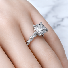 Vitolo Ring aus 18-karätigem Weißgold mit Diamanten im Princess-Schliff und Halo-Fassung sowie gedrehtem Ringband