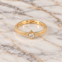 Anillo de diamantes de Vitolo en oro amarillo de 18 quilates con un delicado grabado lineal
