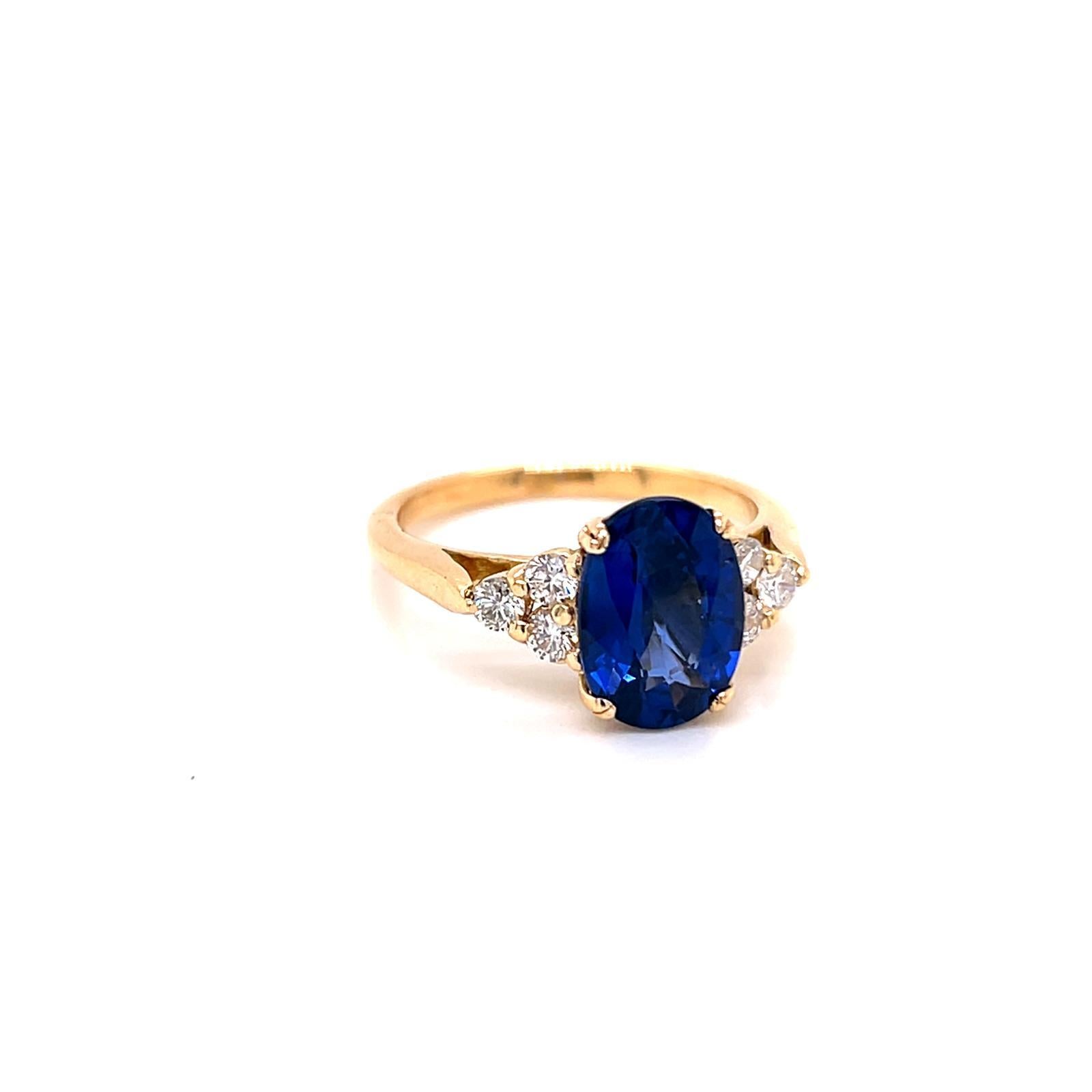 Anello a sette pietre con zaffiro blu taglio ovale e diamante tondo Brilliante da 2,95 carati in oro giallo 18 carati 

Una miscela senza tempo di colore regale e scintillio raffinato, questo anello a sette pietre presenta un sorprendente Zaffiro