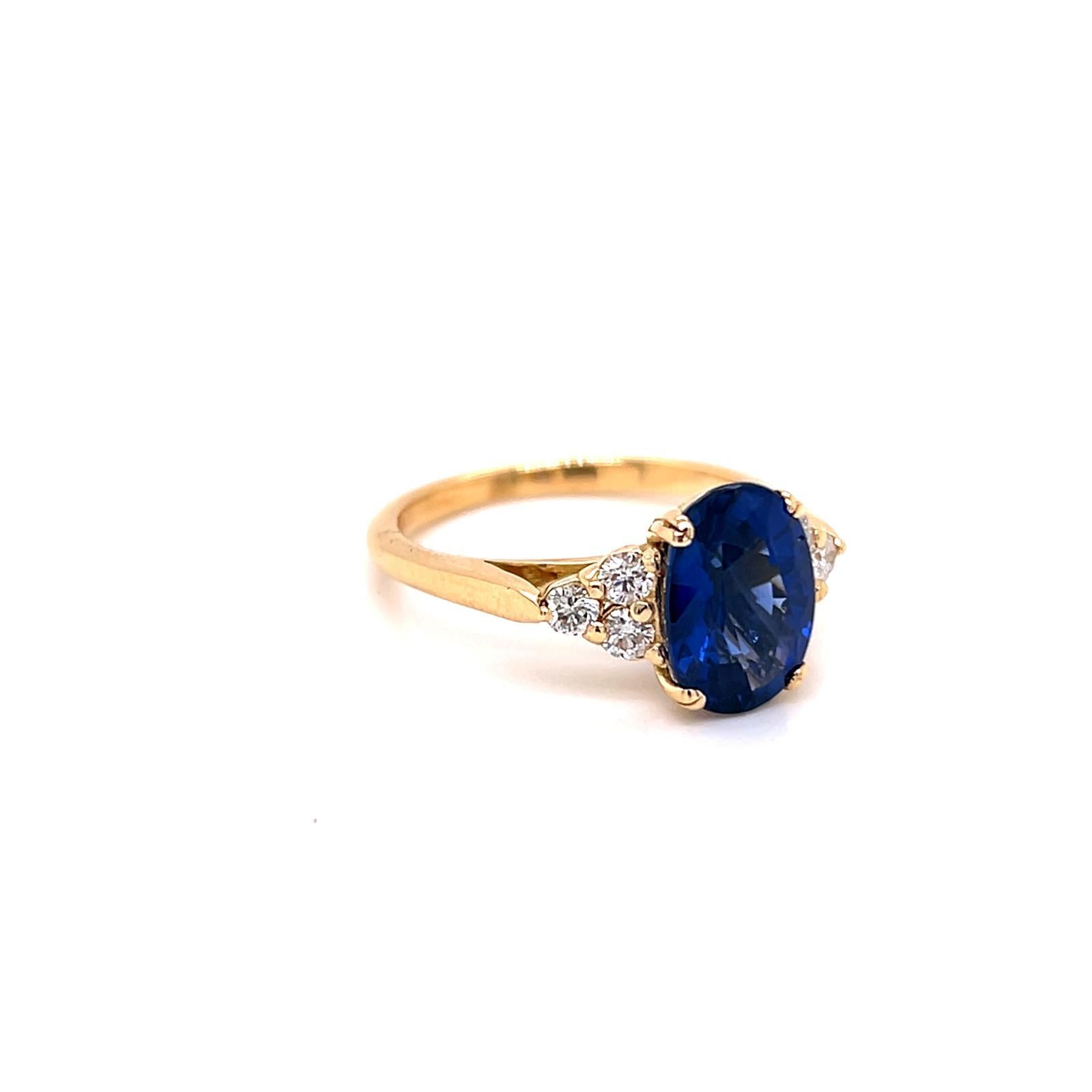 Contemporaneo Anello a sette pietre con zaffiro blu e diamante da 2,95 carati in oro giallo 18 carati in vendita