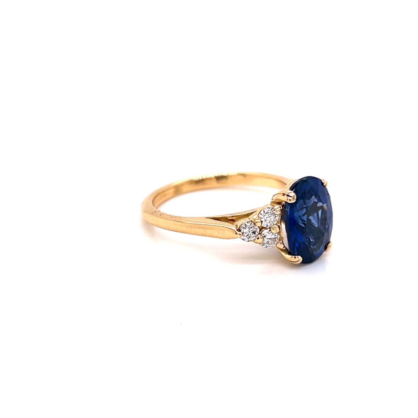 Taglio ovale Anello a sette pietre con zaffiro blu e diamante da 2,95 carati in oro giallo 18 carati in vendita