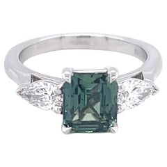 Anello a tre pietre con zaffiro verde acqua e diamante da 1,22 carati in platino