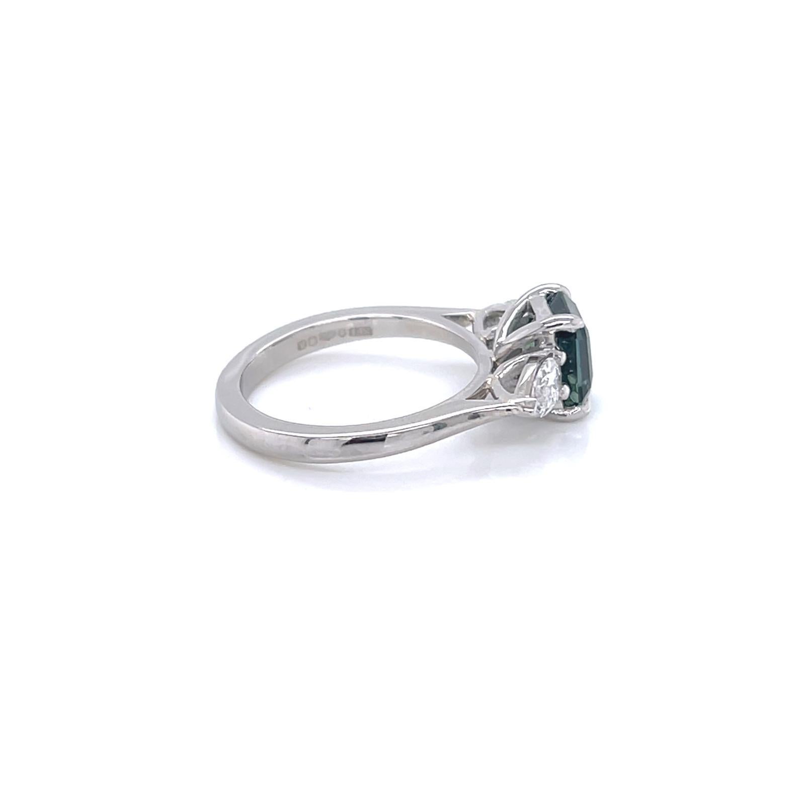 in vendita:  Anello a tre pietre con zaffiro verde acqua e diamante da 1,22 carati in platino 4