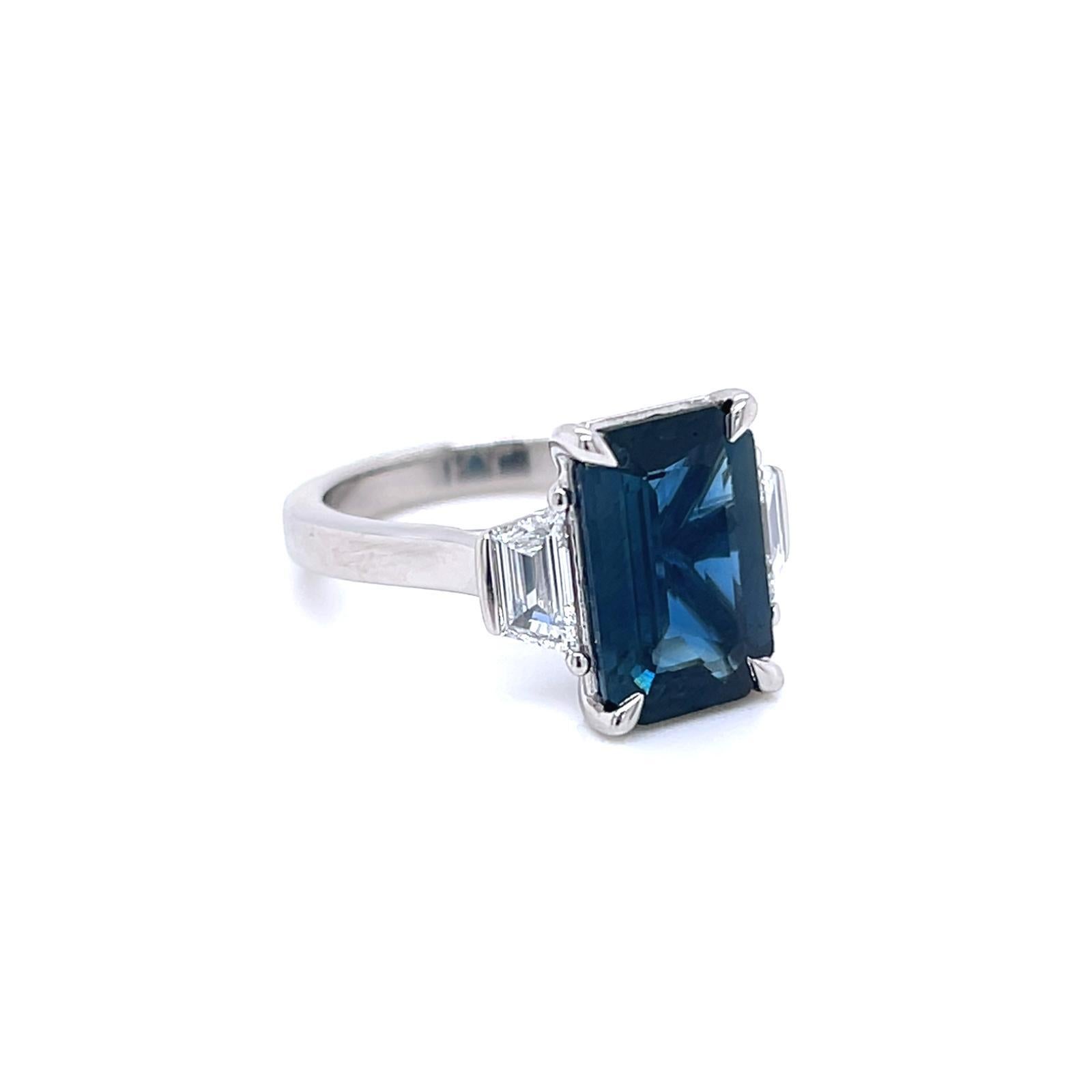 En vente :  Bague à trois pierres en platine, saphir sarcelle et diamant de 4,10 carats, taille émeraude 2