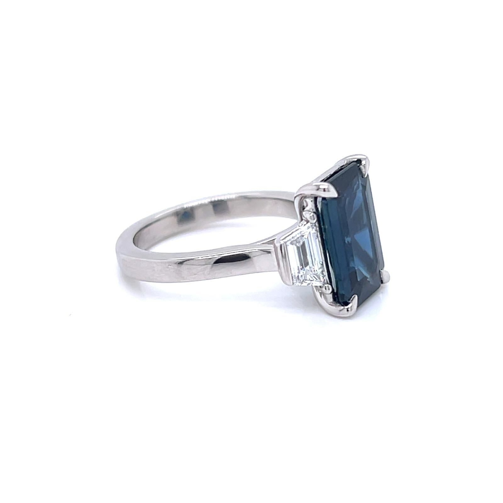 En vente :  Bague à trois pierres en platine, saphir sarcelle et diamant de 4,10 carats, taille émeraude 3