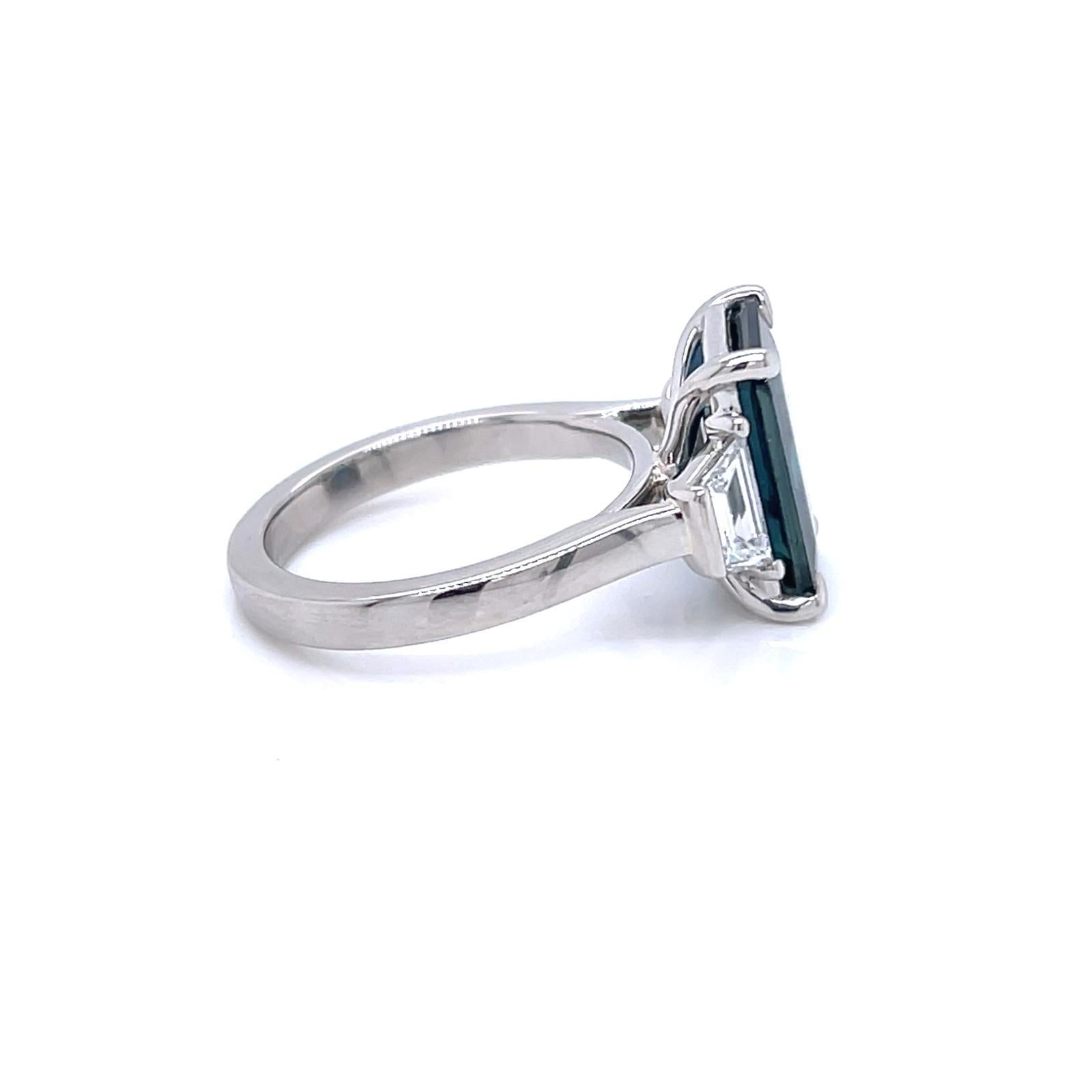 En vente :  Bague à trois pierres en platine, saphir sarcelle et diamant de 4,10 carats, taille émeraude 4