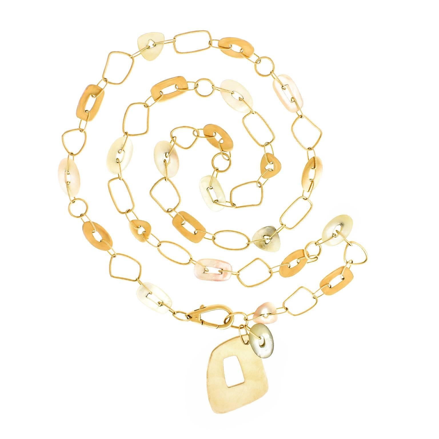 Contemporary, 18k, by Mattioli, Italy. This stylishly long necklace melds modern organo-chic with seventies groove. Easy breezy, it features amorphous rose gold links punctuated by mother of pearl elements. From Mattioli’s iconic “Puzzle” line, the