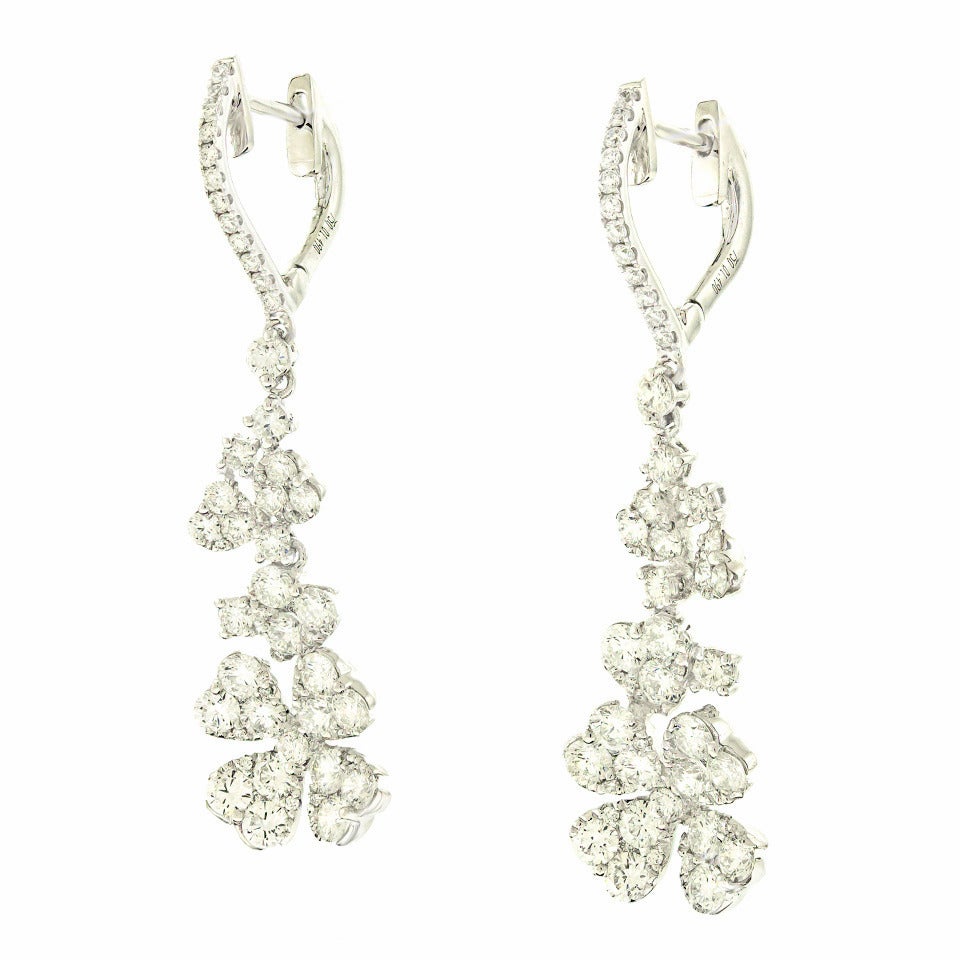 Stunning Diamond-Set White Gold Chandelier Earrings In Excellent Condition In Litchfield, CT
