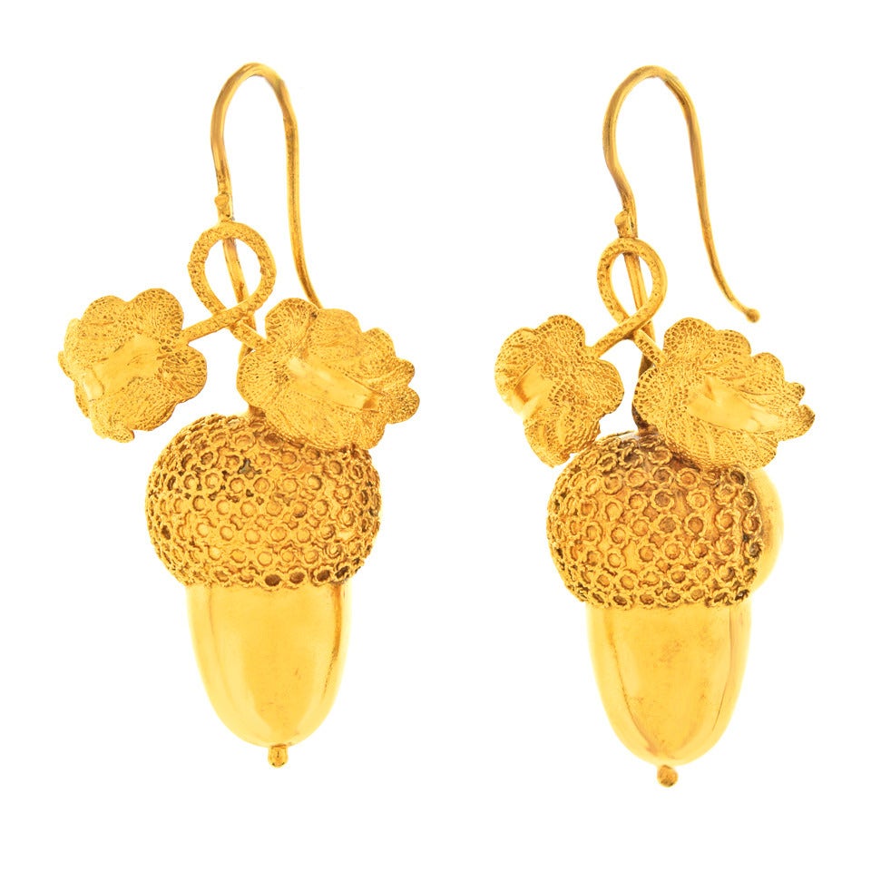 Antique Gold Acorn and Oak Leaf Dangle Earrings In Excellent Condition In Litchfield, CT