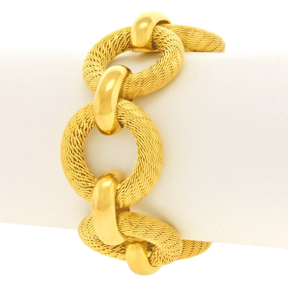 Chic Tiffany & Co. Gold  Bracelet In Excellent Condition In Litchfield, CT