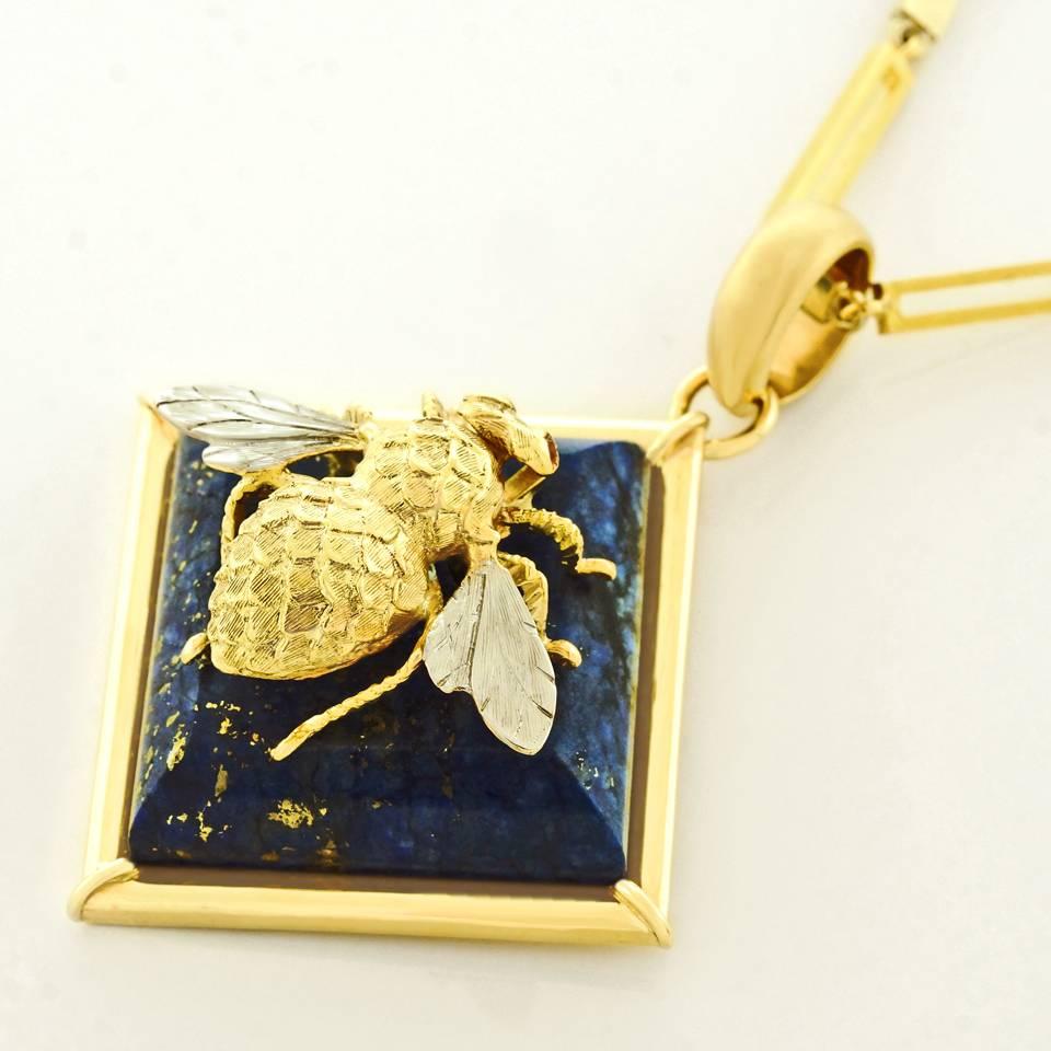 Fab 1960s Lapis and Gold Bee Pendant In Excellent Condition In Litchfield, CT
