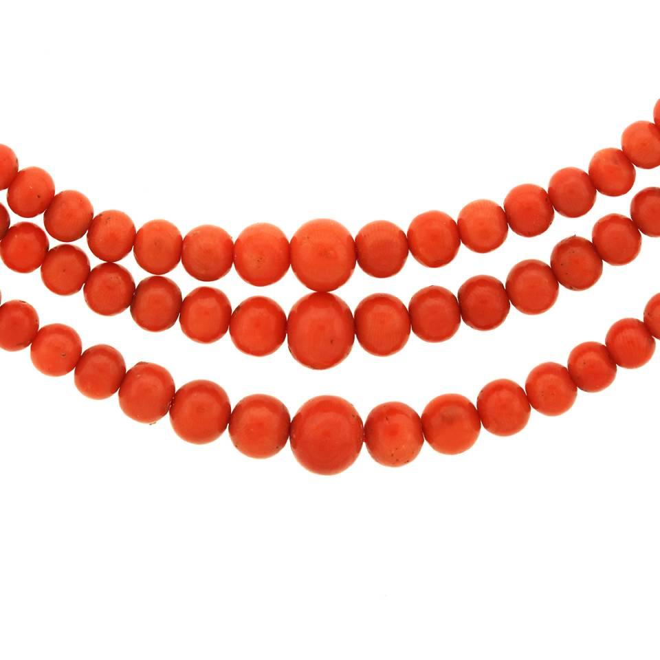 Antique Three-Strand Natural Coral Necklace In Excellent Condition In Litchfield, CT