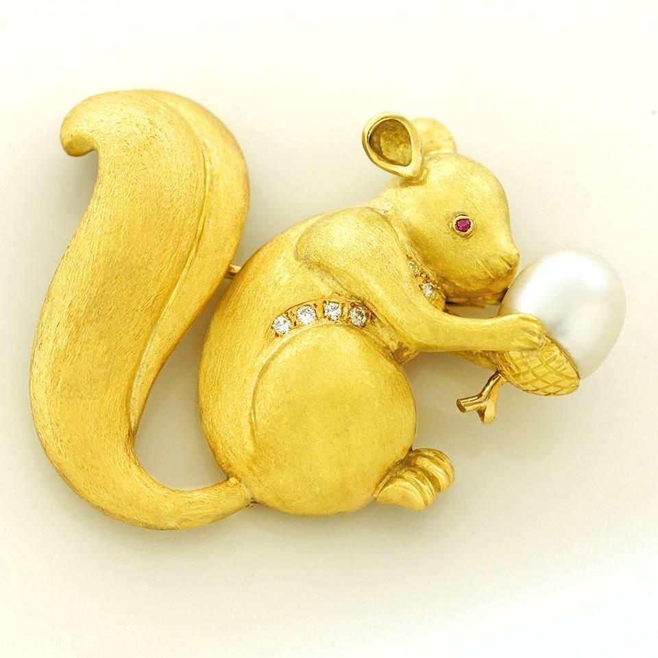 Charming Gold Squirrel Brooch In Excellent Condition In Litchfield, CT