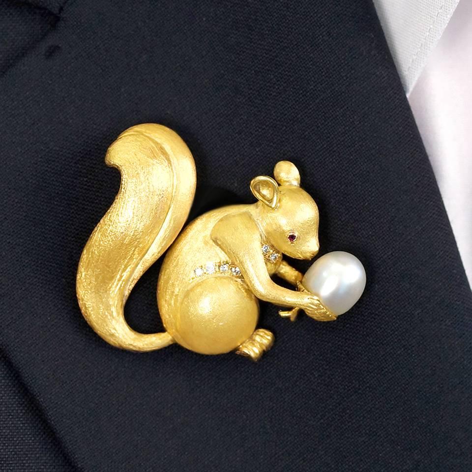 Women's or Men's Charming Gold Squirrel Brooch