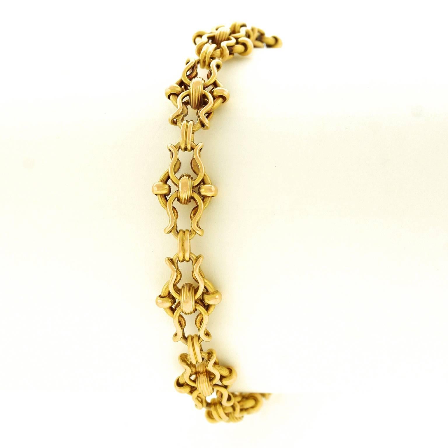 Charming Baroque Link Gold Bracelet In Excellent Condition In Litchfield, CT