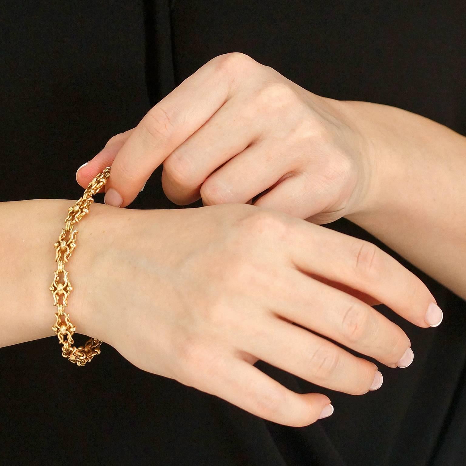 Women's Charming Baroque Link Gold Bracelet