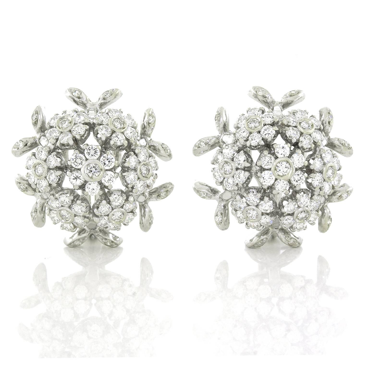 Elegante Sixties Diamant-Ohrringe aus Gold im Zustand „Hervorragend“ in Litchfield, CT