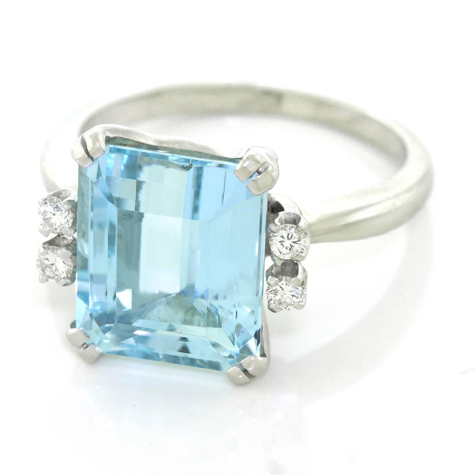 1960s Retro 6.0 Carat Aquamarine Diamond Gold Ring In Excellent Condition In Litchfield, CT