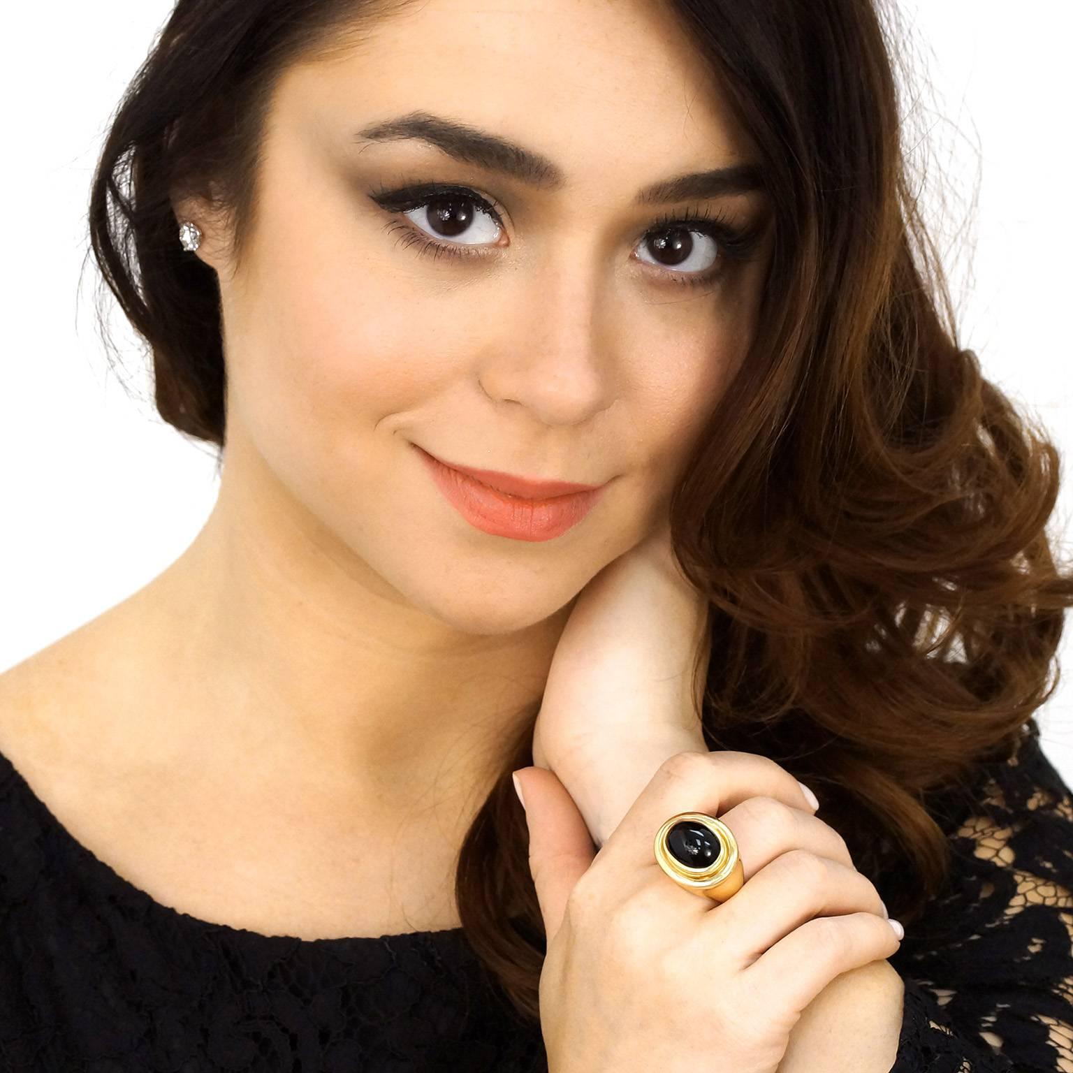 Um 1985:: 18 Karat:: amerikanisch:: Paloma Picasso für Tiffany & Co. Dieser elegant-moderne Ring mit der kühnen modischen Präsenz:: für die die Stücke von Paloma Picasso bekannt sind:: ist zu einer Tiffany-Ikone geworden. Es gibt einen Grund dafür::