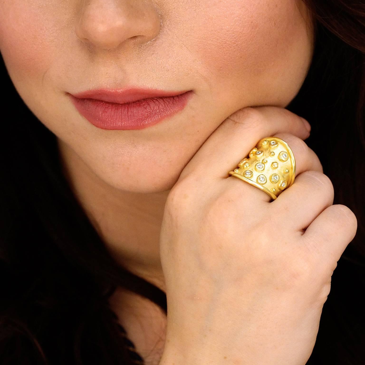 Denise Roberge Organisch Chic Diamantbesetzter Goldring im Zustand „Hervorragend“ in Litchfield, CT