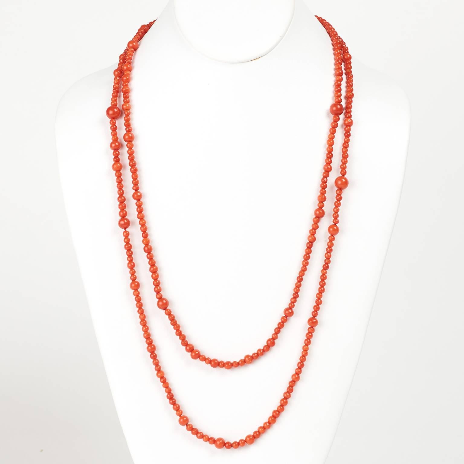 53-inch Modernist Italian Coral Necklace In Excellent Condition In Litchfield, CT