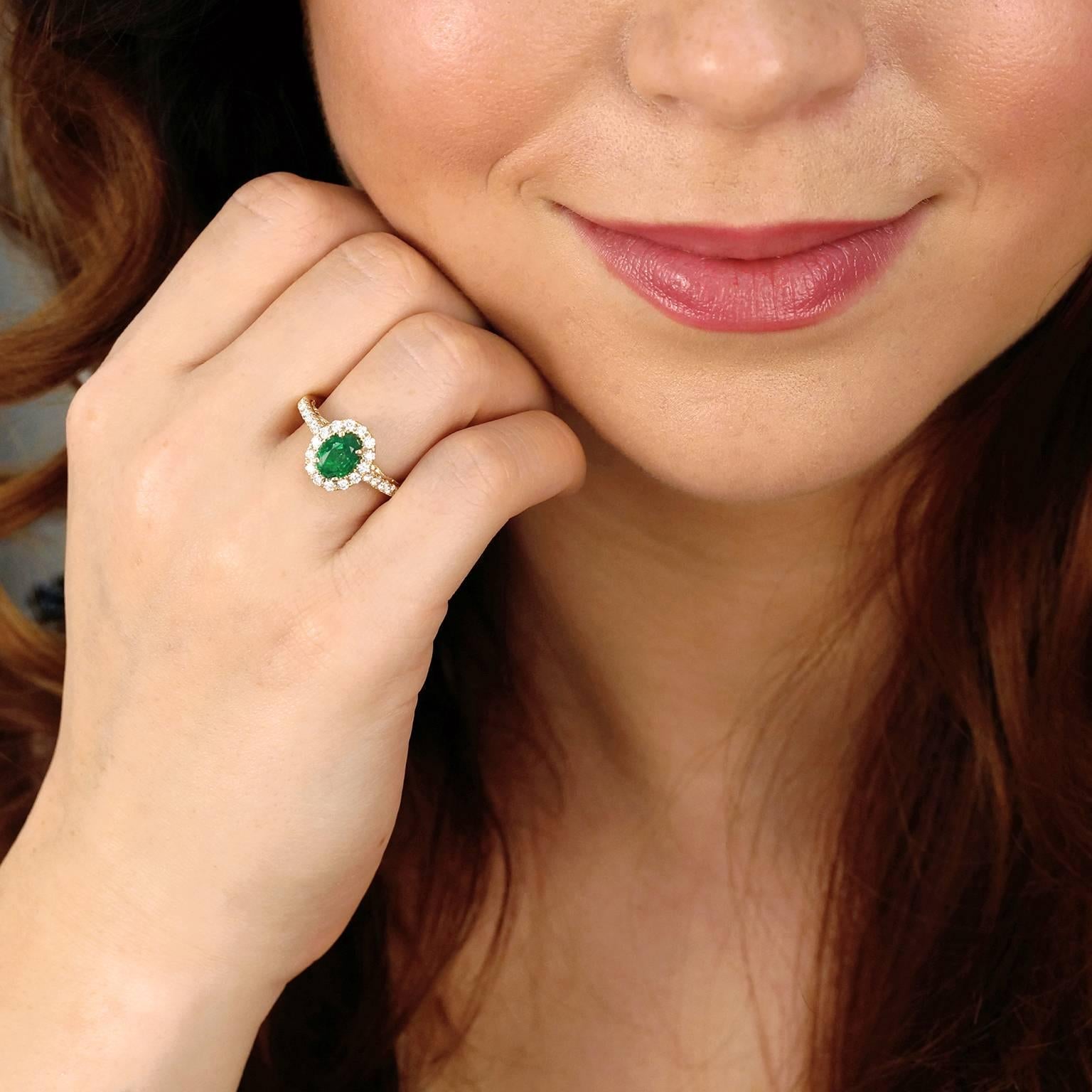 Women's 2000s Gorgeous Emerald Diamond Gold Ring
