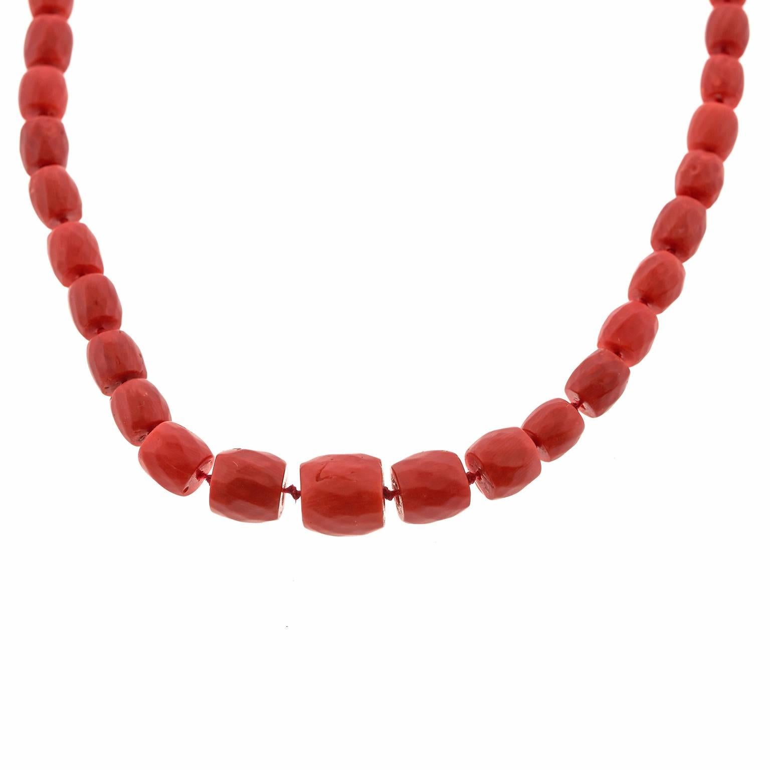 Natural Coral Necklace In Excellent Condition In Litchfield, CT