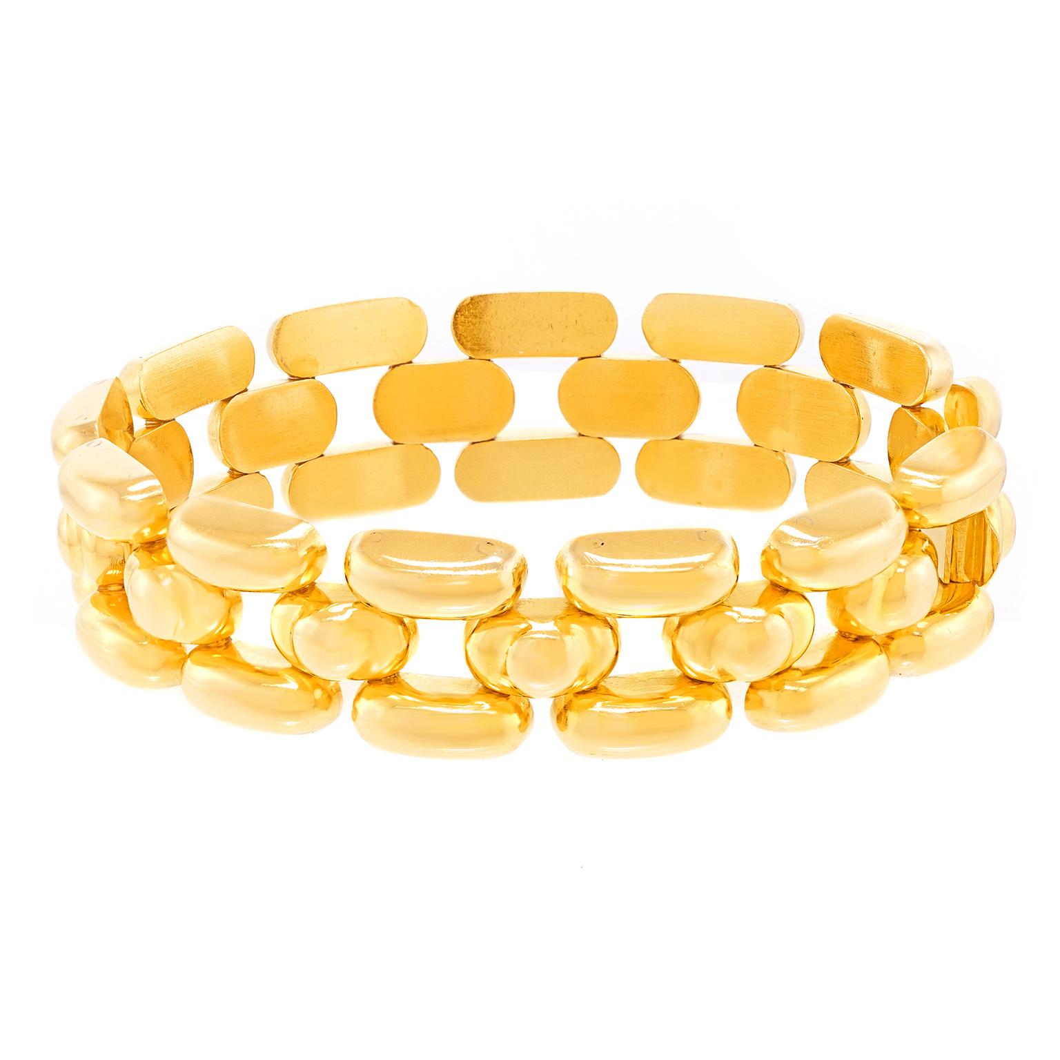 Circa anni '20, 18 carati. Il design Art Deco e le dimensioni importanti si fondono in questo elegante braccialetto degli anni '1920. Bello e ben fatto in oro giallo 18 carati, il look è senza dubbio fresco. Questo brillante esempio di gioielleria