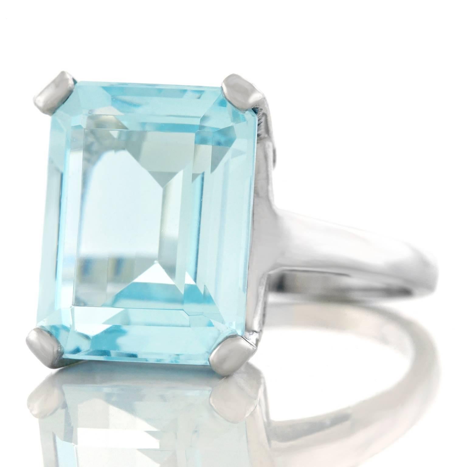 1960s Retro Aquamarine Set Gold Ring In Excellent Condition In Litchfield, CT