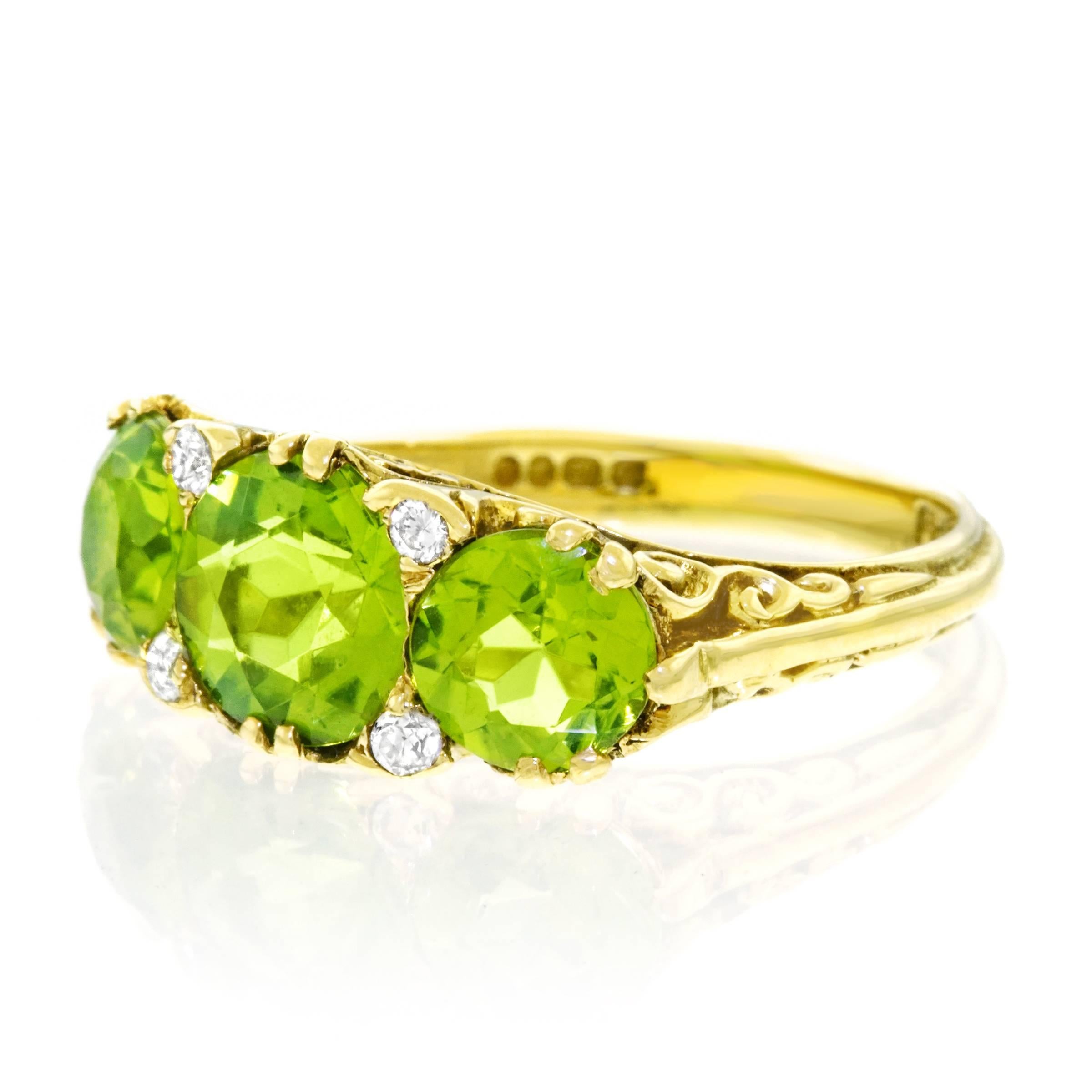 1970s London Peridot and Diamond Set Gold Ring In Excellent Condition In Litchfield, CT
