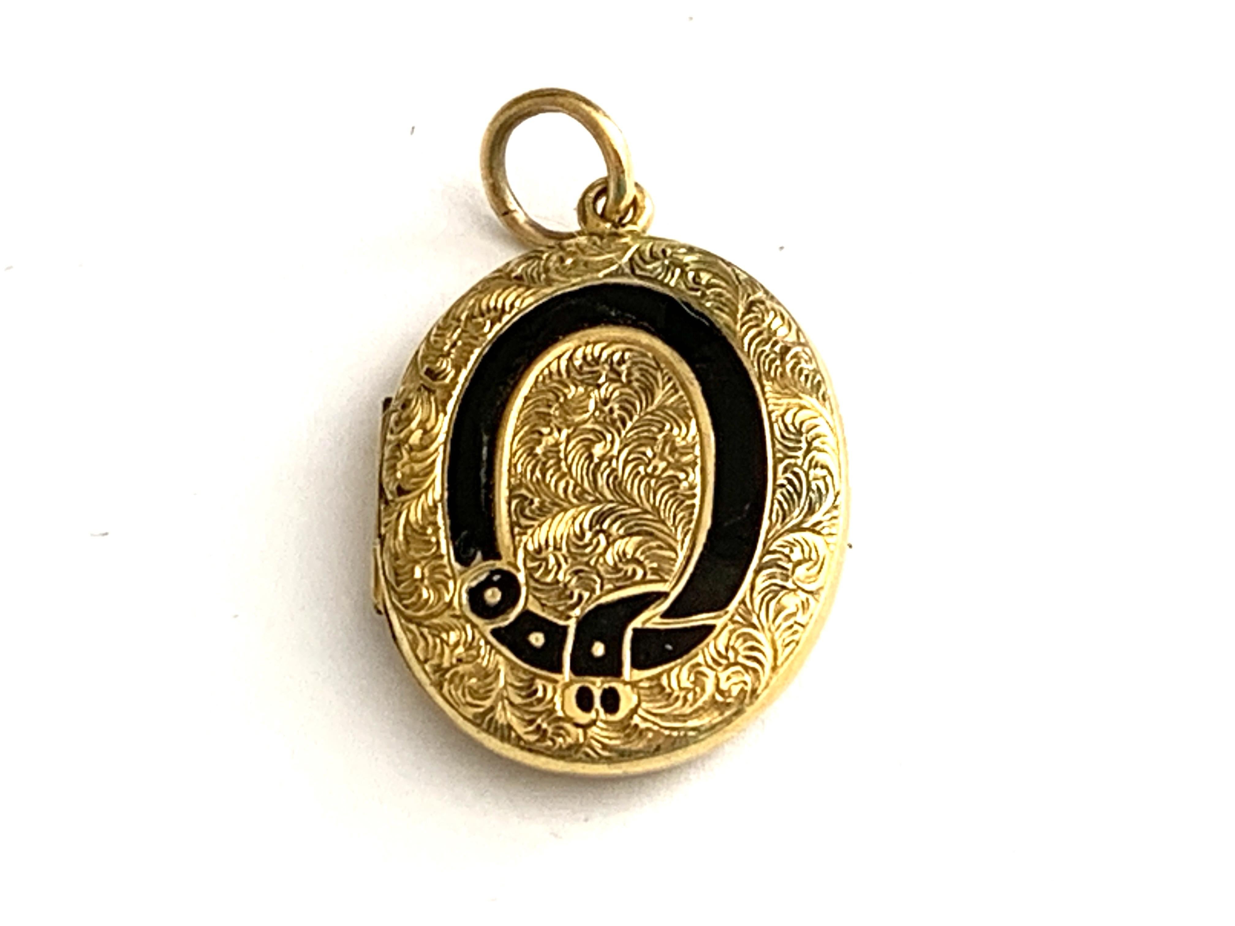 Antiguo
Relicario de oro 625 de 15 ct
con detalles de follaje grabados
realzado con un diseño de cinturón esmaltado en negro
( algunos desconchones en los bordes del esmalte )
contenido de oro sin marcar comprobado con XRF por los comerciantes de