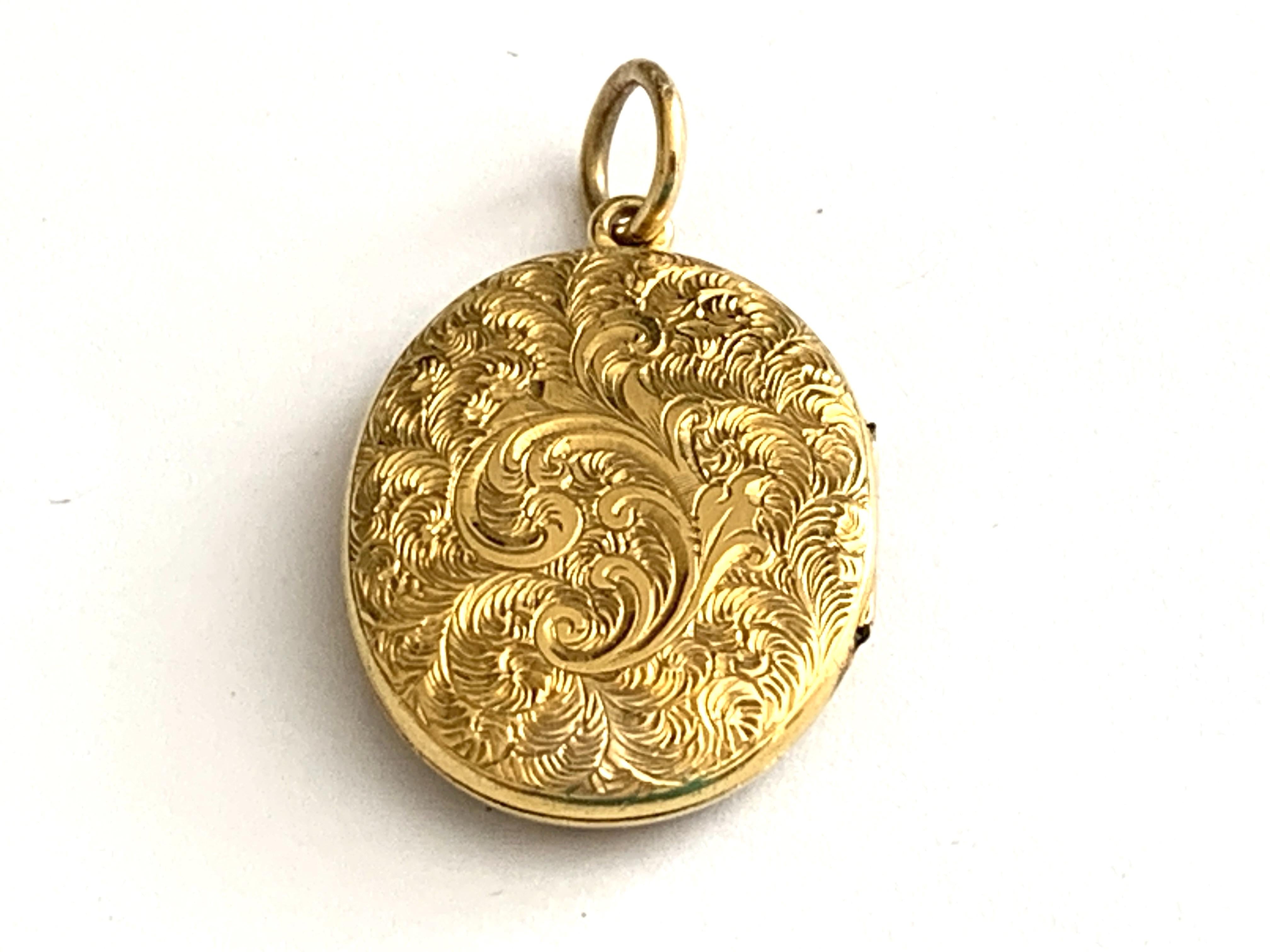Relicario antiguo de oro de 15 ct con cinturón esmaltado en venta 1