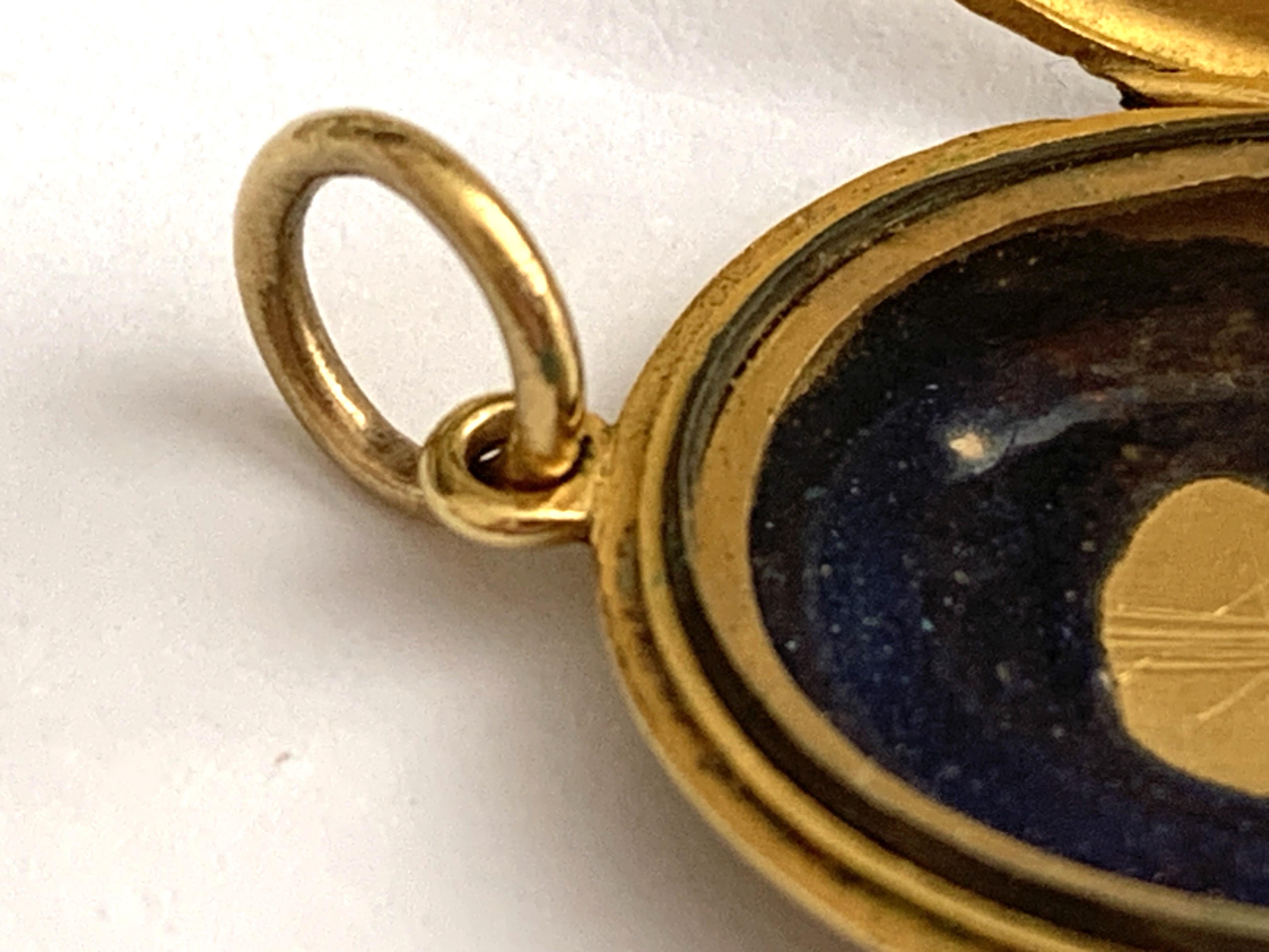 Relicario antiguo de oro de 15 ct con cinturón esmaltado en venta 6