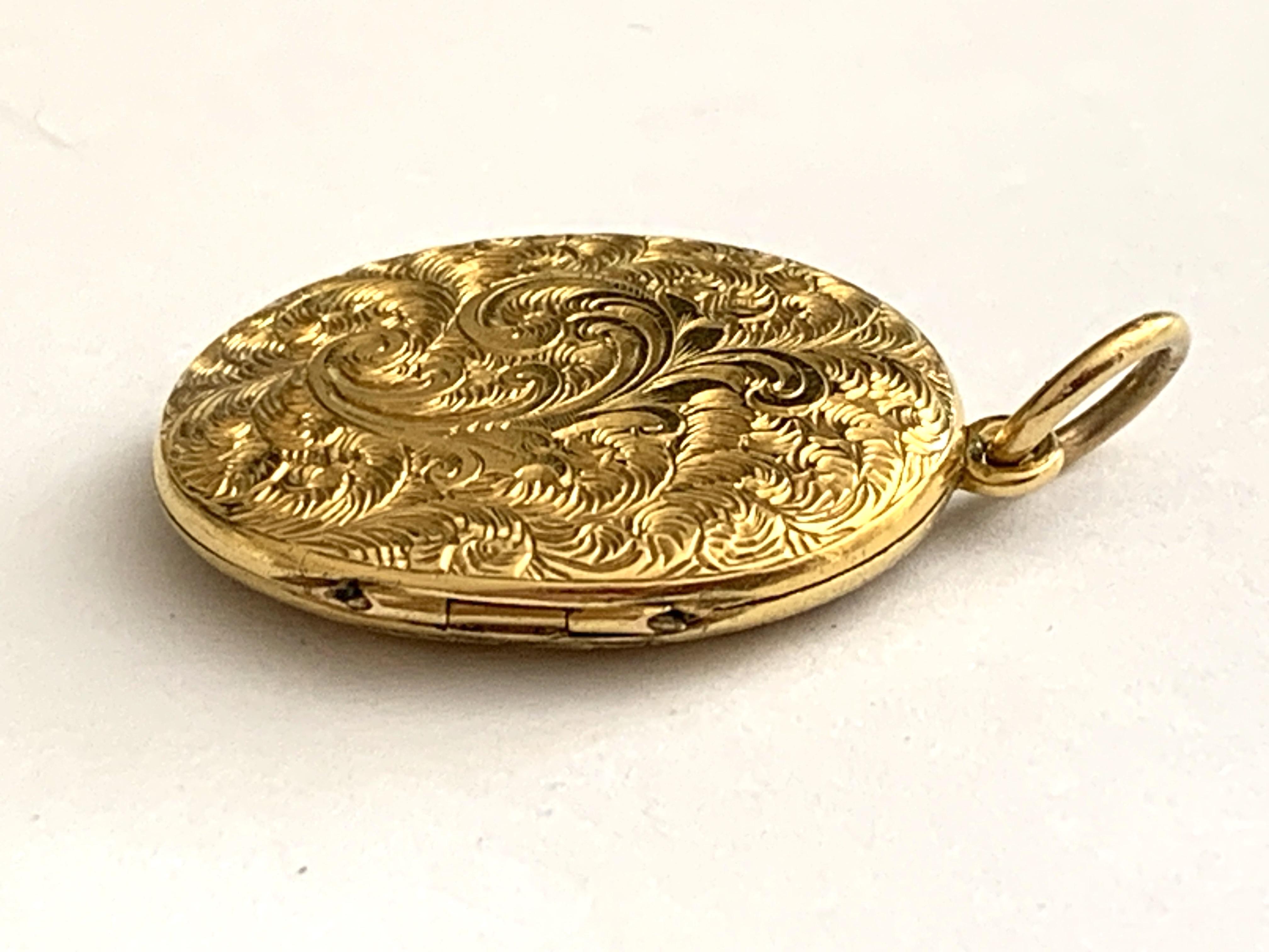 Relicario antiguo de oro de 15 ct con cinturón esmaltado en venta 2